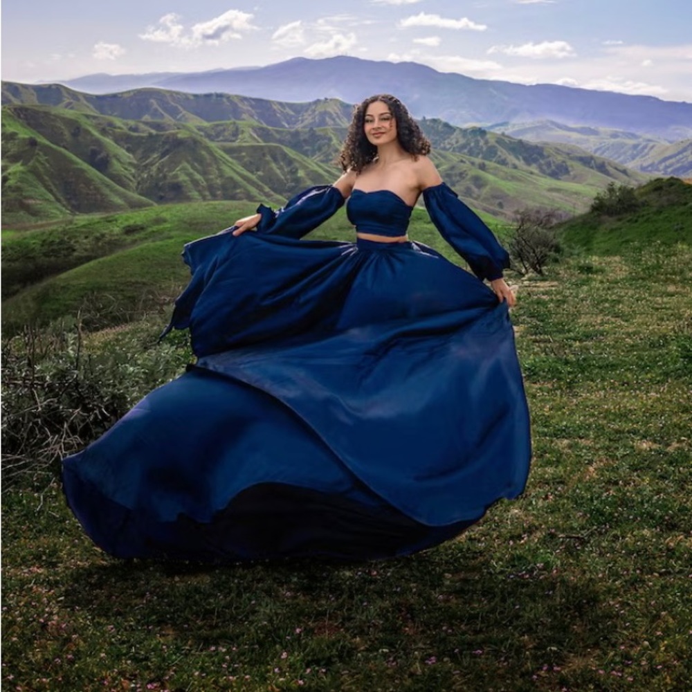 Flying Dress | Two Piece Set Skirt | Long Train
Gowns for Engagement Photoshoot